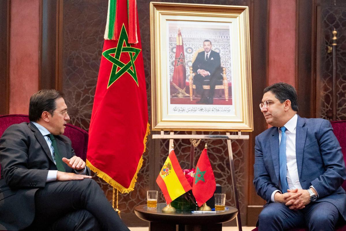 MARRAKECH (MARRUECOS), 11/05/2022.- El ministro de Exteriores español, José Manuel Albares (i), durante la reunión que mantiene con su homólogo marroquí, Naser Burita.