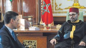 El rey de Marruecos, Mohamed VI, recibe a Pedro Sánches en el palacio real de Rabat, el pasado 7 de abril. EFE