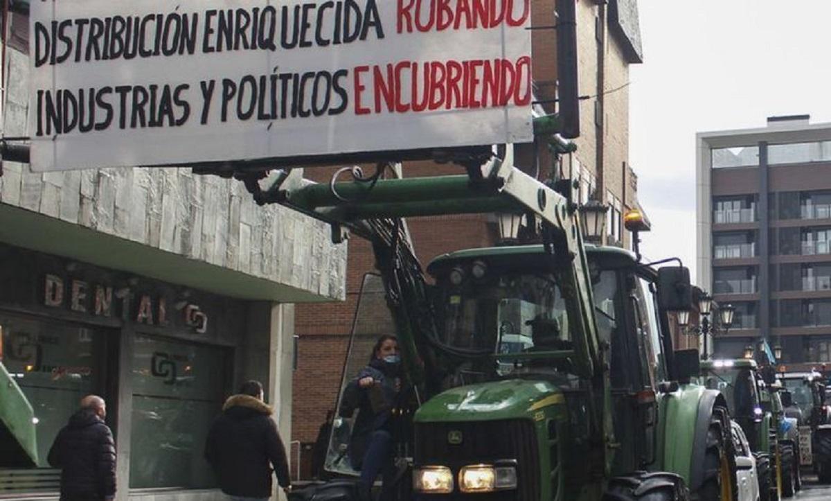 Tractores concentrados en Oviedo durante la manifestación de los ganaderos el jueves pasado.