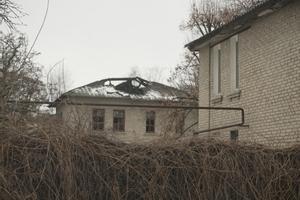 Una casa semiderruida por los efectos de los combates en la ciudad de Kostiantinivka.