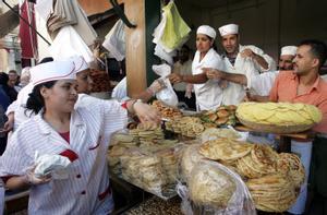 Gente vendiendo productos de panadería en 2009 en la medina de Rabat. 