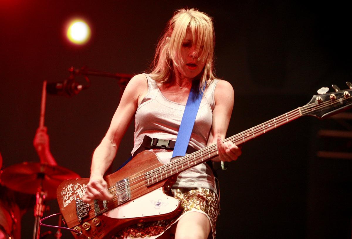 Kim Gordon, una de las editoras de ’Música, maestra’, tocando en directo en el Primavera Sound cundo todavía era miembro de Sonic Youth, en 2007.