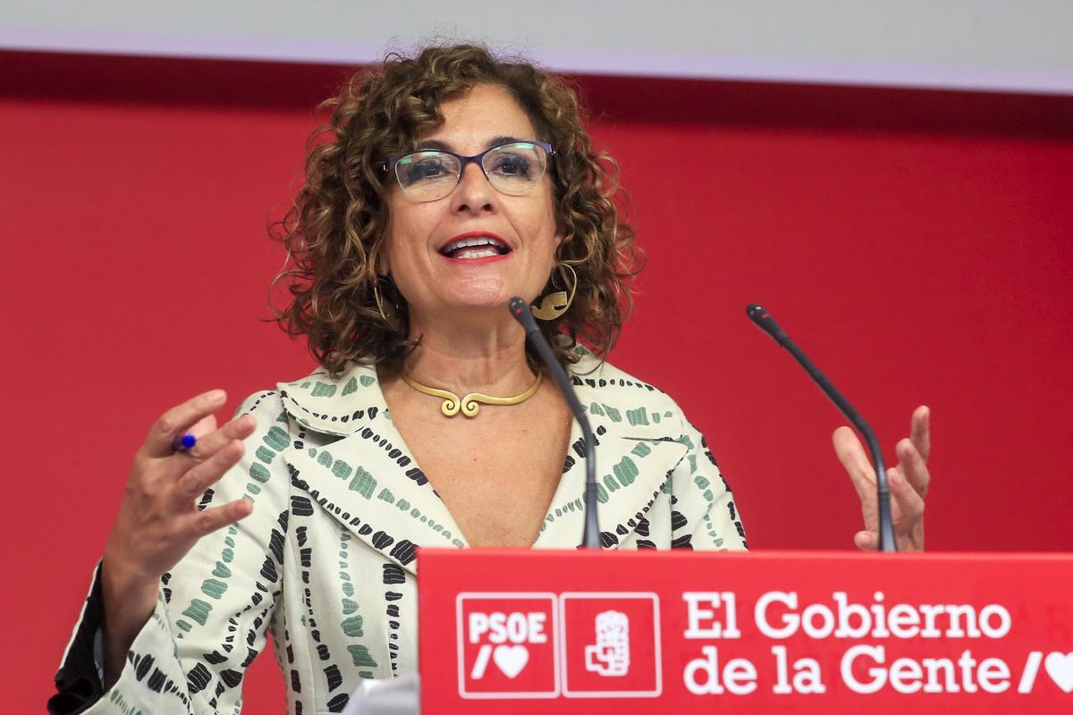La vicesecretaria general del PSOE y ministra de Hacienda, María Jesús Montero,  en una rueda de prensa este lunes en la sede socialista. 