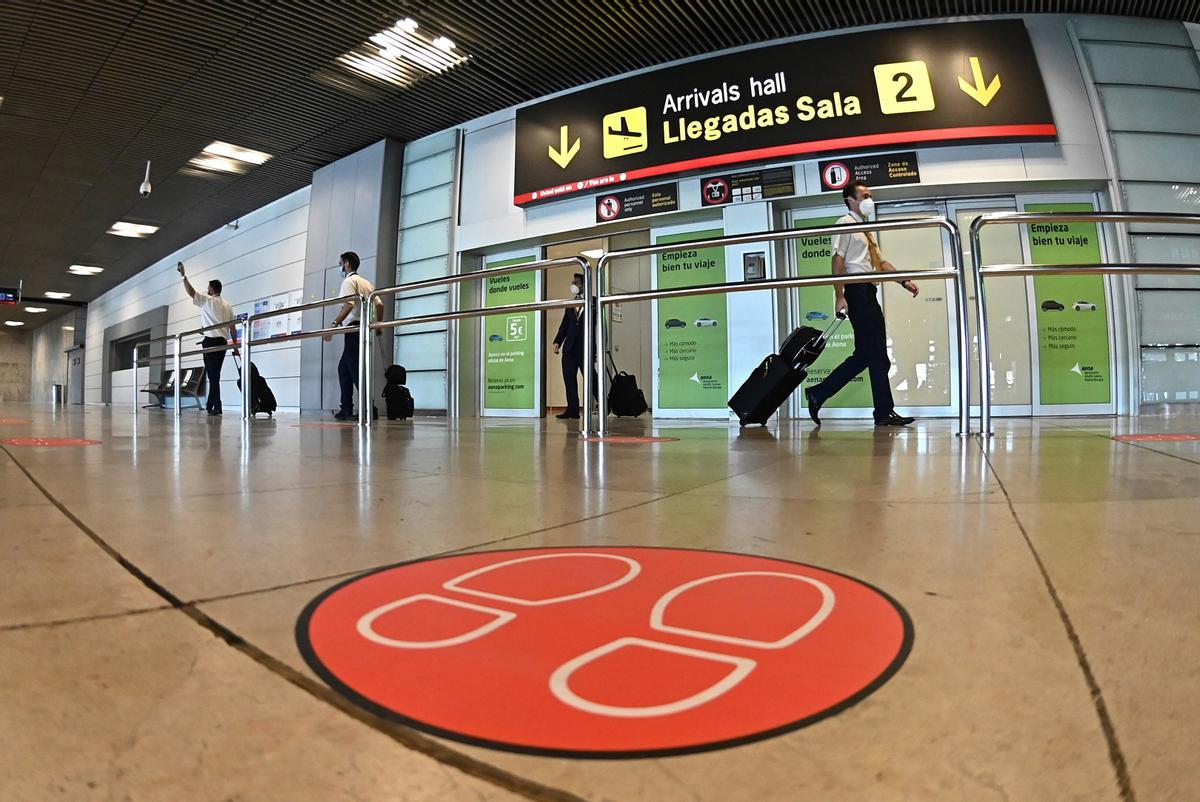 Imagen de archivo de varios pasajeros llegando al aeropuerto Adolfo Suárez Madrid-Barajas. EFE/ Fernando Villar