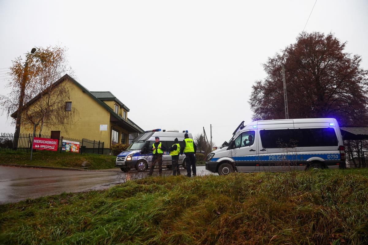 Autoridades polacas en la zona en la que se ha registrado la caída del misil. Reuters
