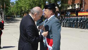 Jorge Fernández Díaz, en aquel momento ministro del Interior, impone la Gran Cruz de la Orden del Mérito de la Guardia Civil al teniente general Pedro Vázquez Jarava, en mayo de 2014.