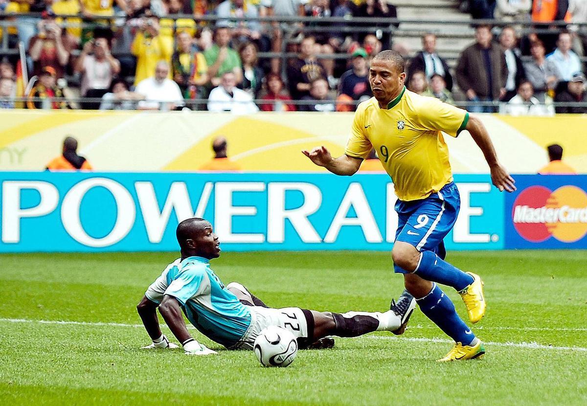 El portero de Ghana, Richard Kingson, no consigue parar a Ronaldo, delantero de Brasil El portero de Ghana, Richard Kingson, no consigue parar a Ronaldo, delantero de Brasil