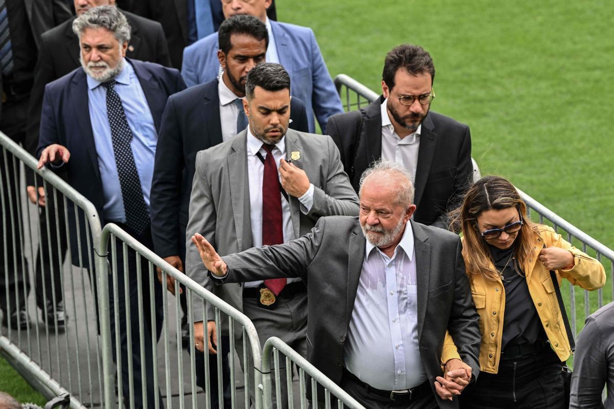 El presidente de Brasil, Luiz Inácio Lula da Silva, saluda en la cola del velatorio a Pelé.