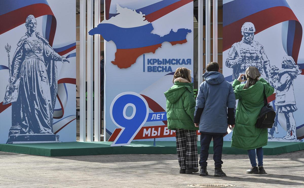 Un cartel celebra el aniversario de la ocupación rusa de Crimea en Simferopol. Un cartel celebra el aniversario de la ocupación rusa de Crimea en Simferopol.