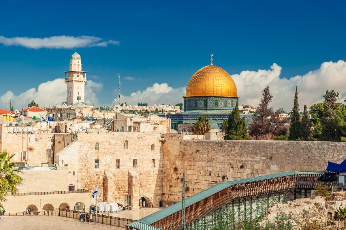 El Muro de las Lamentaciones, en primer plano, con la mezquita de la Cúpula de la Roca en el fondo, en la Ciudad Vieja de Jerusalén. / Shutterstock