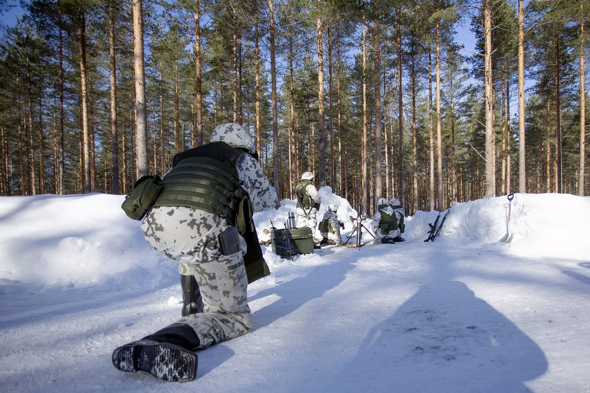 9 de marzo de 2022, Taipalsaari (Finlandia).- Ejercicios militares de reservistas de la Brigada Karelia del Ejército finlandés durante unas prácticas de tiro cerca de la frontera con Rusia. 9 de marzo de 2022, Taipalsaari (Finlandia).- Ejercicios militares de reservistas de la Brigada Karelia del Ejército finlandés durante unas prácticas de tiro cerca de la frontera con Rusia.