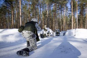 9 de marzo de 2022, Taipalsaari (Finlandia).- Ejercicios militares de reservistas de la Brigada Karelia del Ejército finlandés durante unas prácticas de tiro cerca de la frontera con Rusia.