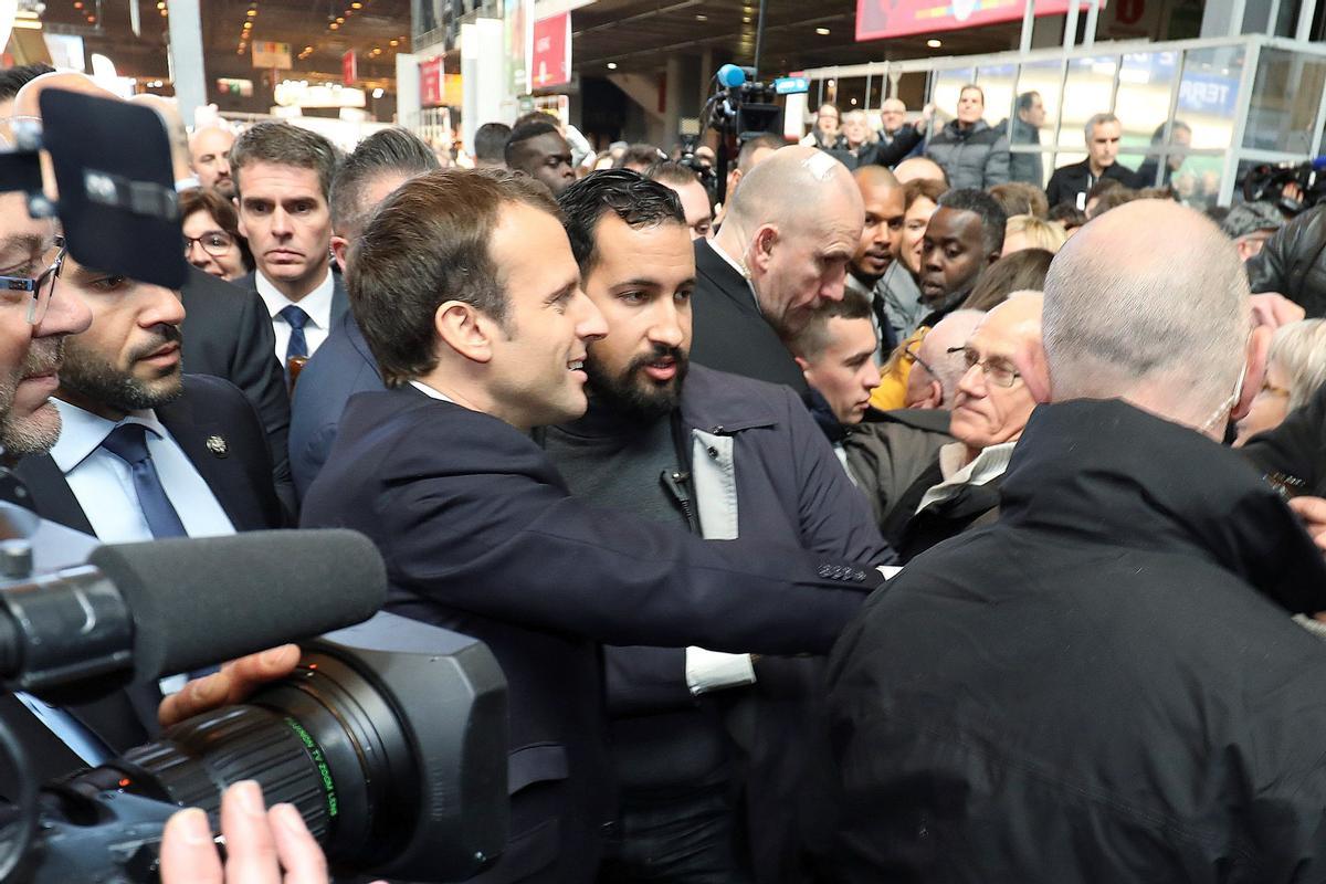 Alexandre Benalla, ex guardaespaldas del presidente de Francia Emmanuel Macron (en la imagen a su derecha), condenado por violencia en una manifestación.