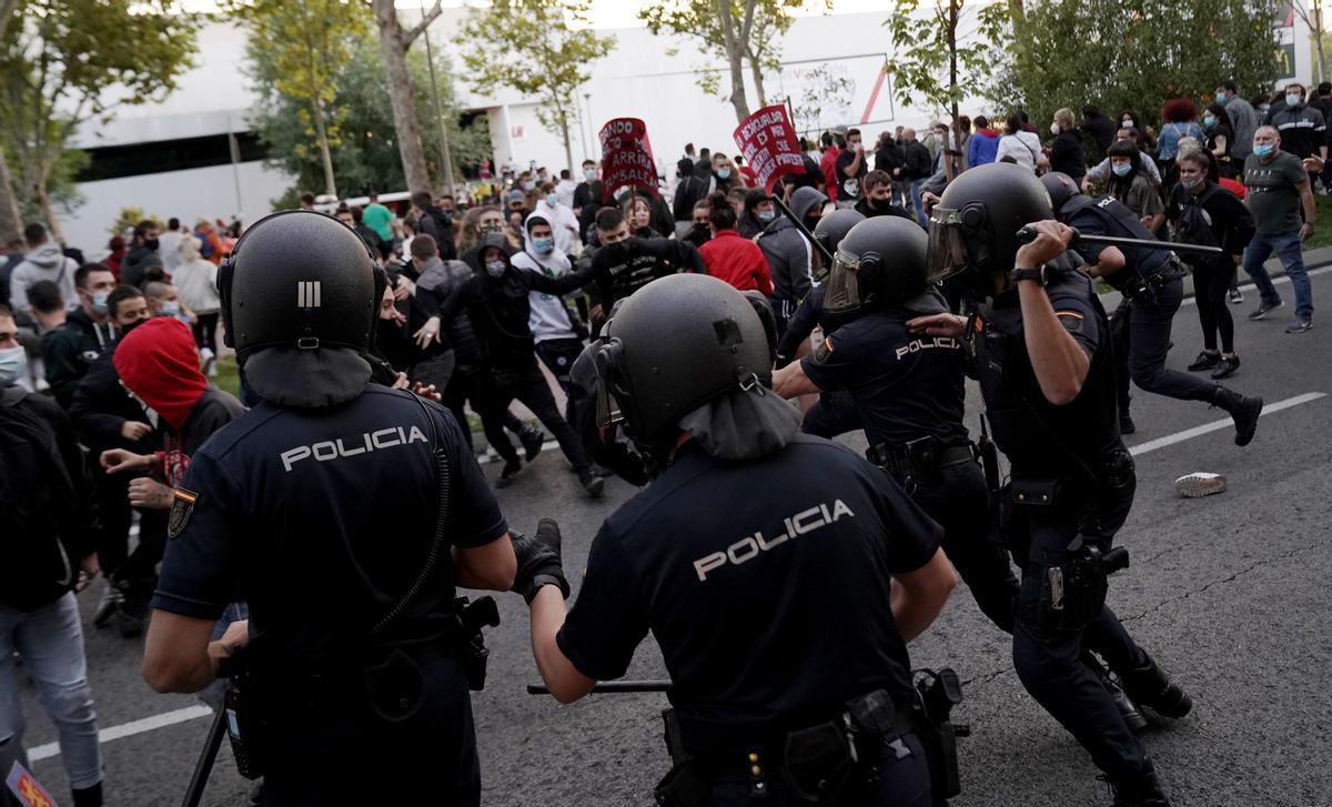 La policía carga en manifestación frente a la Asamblea de Madrid. 