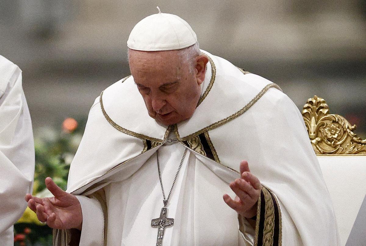 El papa Francisco durante un rezo.