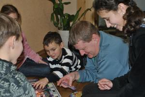 El director y confundador de Dnipro Kids, Stevie Carr, juega con varios niños del orfanato Svyatkova.
