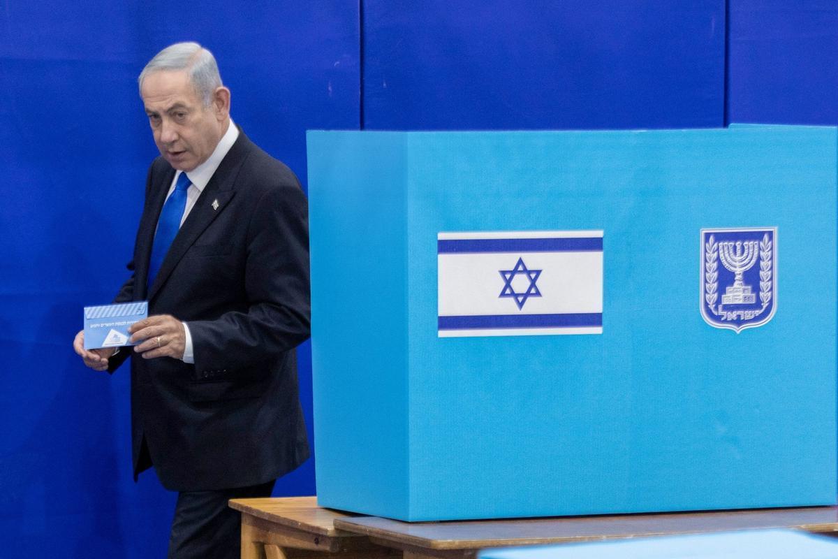 Binyamin Netanyahu tras votar este martes.