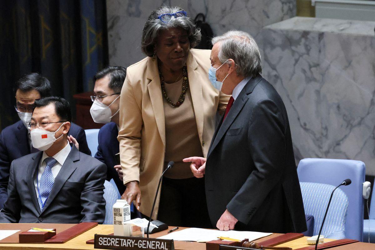 La embajadora de EEUU ante la ONU, Linda Thomas-Greenfield, conversa con el secretario general, António Guterres.