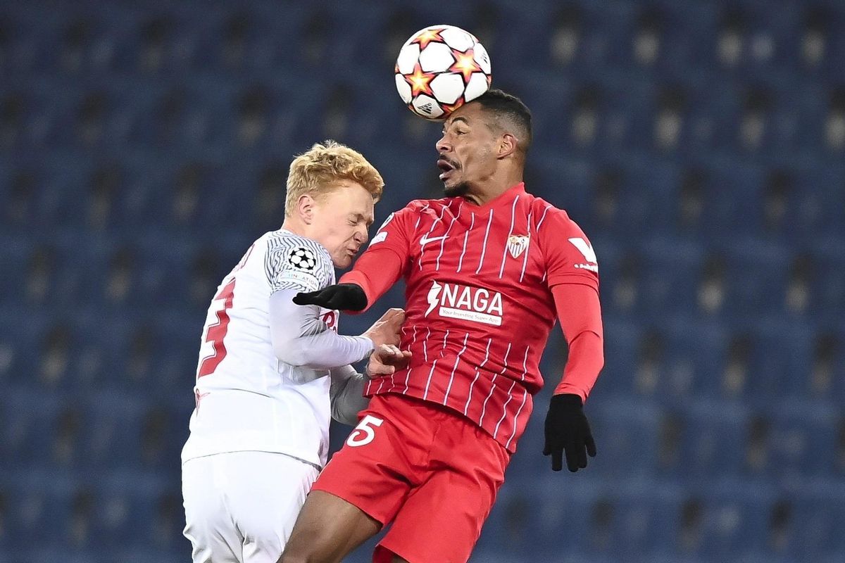 Salzburg (Austria), 08/12/2021.- Salzburgvïs Nicolas Seiwald (L) in action against Sevilla’s Fernando (R) during the UEFA Champions League group G soccer match between FC Salzburg and Sevilla FC in Salzburg, Austria, 08 December 2021. (Liga de Campeones, Salzburgo) EFE/EPA/Christian Bruna Salzburg (Austria), 08/12/2021.- Salzburgvïs Nicolas Seiwald (L) in action against Sevilla’s Fernando (R) during the UEFA Champions League group G soccer match between FC Salzburg and Sevilla FC in Salzburg, Austria, 08 December 2021. (Liga de Campeones, Salzburgo) EFE/EPA/Christian Bruna