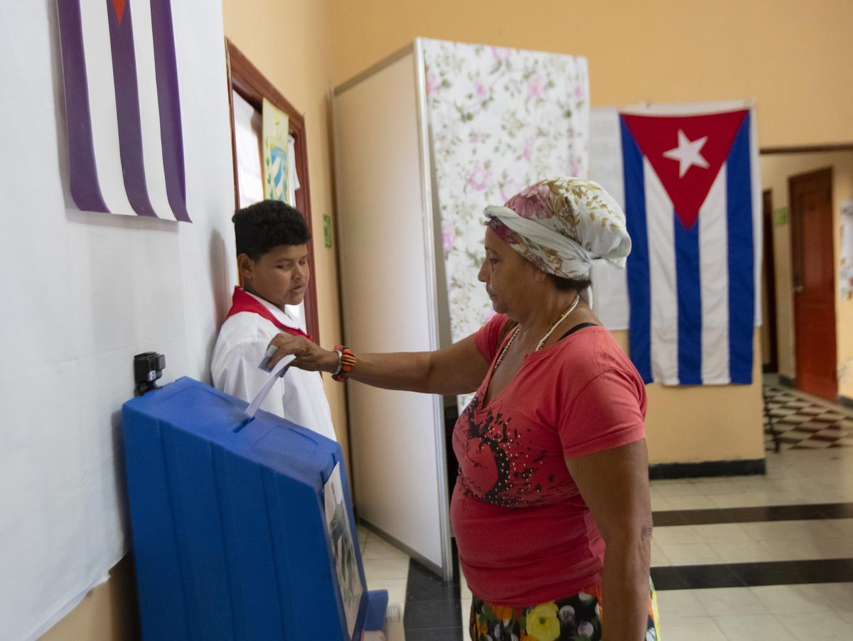 Una mujer vota en un colegio de La Habana en los comicios locales.