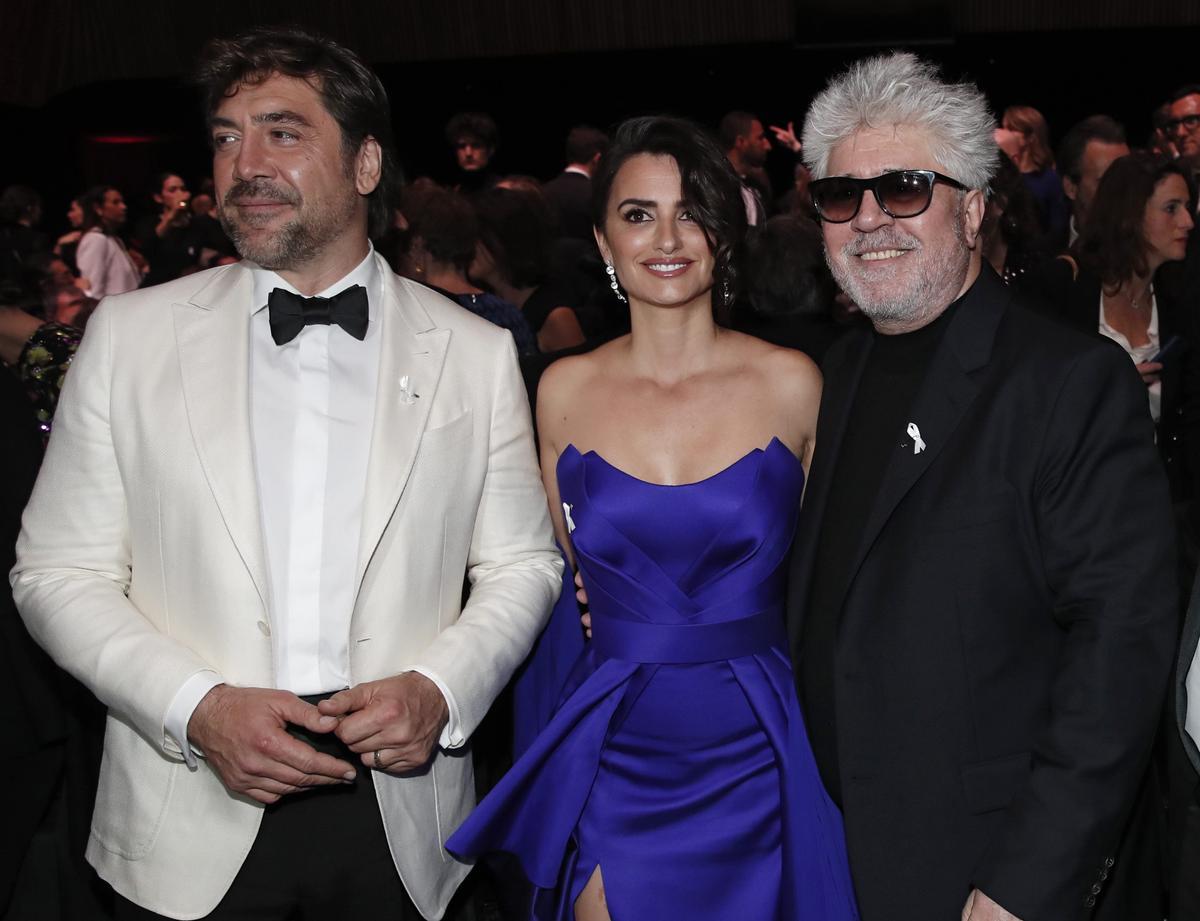 Pedro Almodóvar, con los nominados al Oscar Javier Bardem y Penélope Cruz, en la gala de los premios Cesar de 2018.