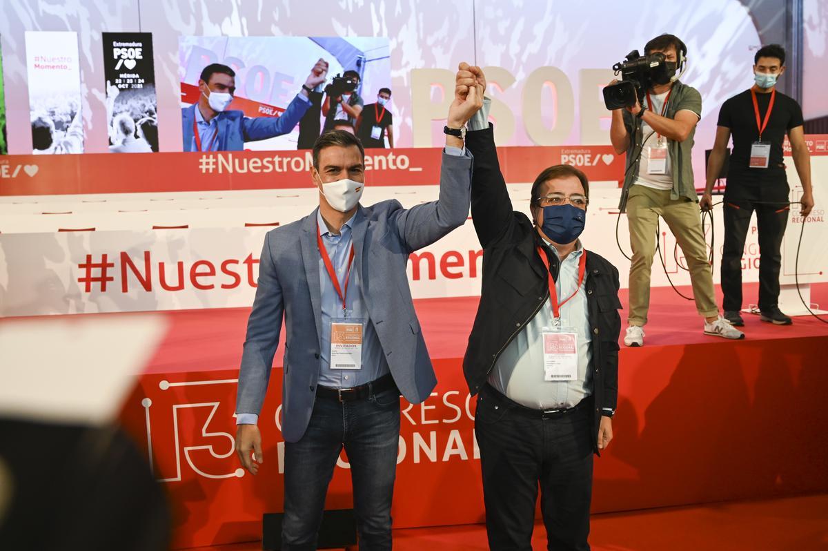 El presidente del Gobierno, Pedro Sánchez, junto al líder de los socialistas extremeños, Guillermo Fernández Vara