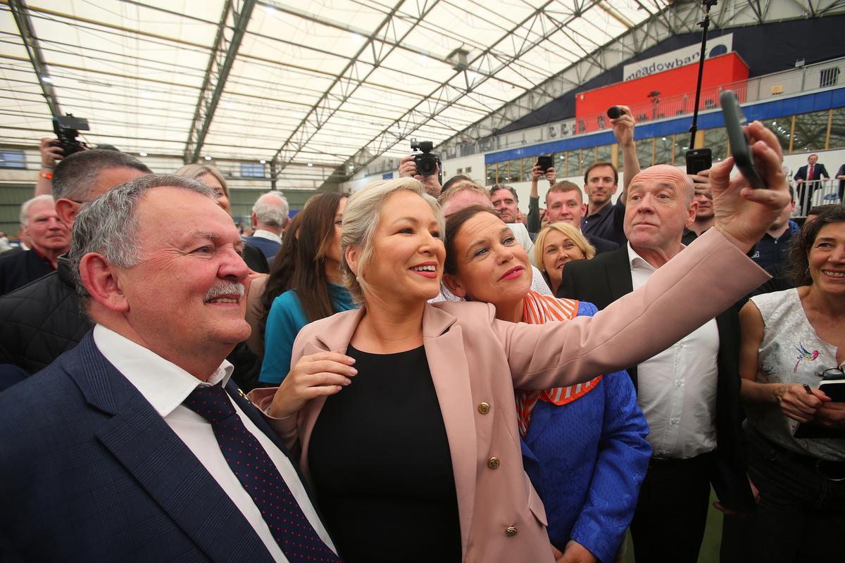 Michelle O’Neill se hace un ’selfie’ con la presidenta del Sinn Féin, Mary Lou McDonald y otros militantes del partido en Magherafelt (Londonderry), a principios de mayo.