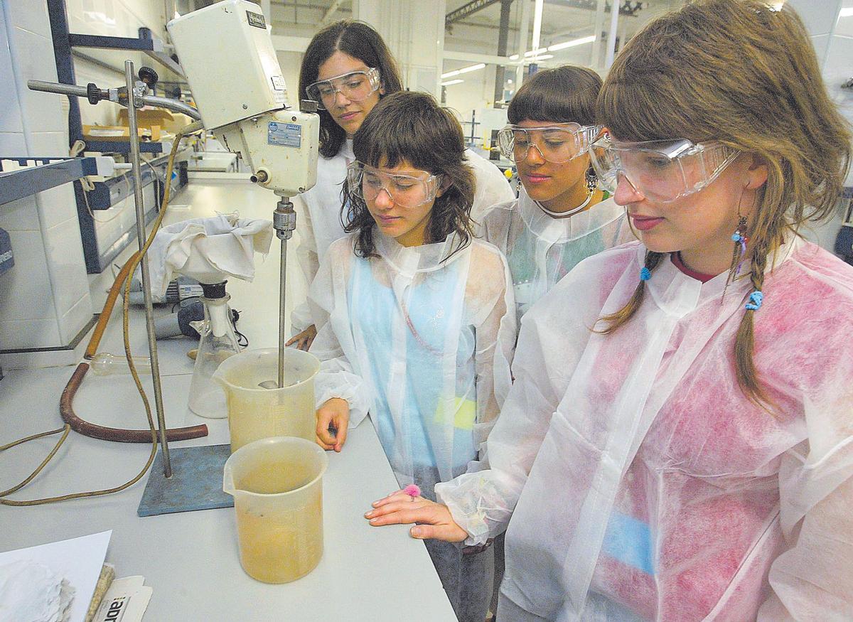 Un grupo de alumnos de un instituto barcelonés, durante una clase de ciencias.