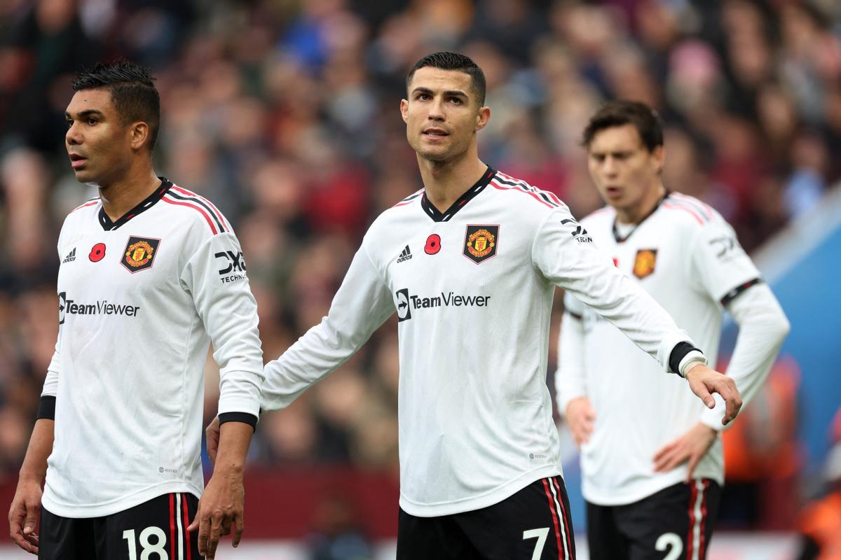 Cristiano Ronaldo, junto a Casemiro, del Manchester United, durante un partido de la Europa League.
