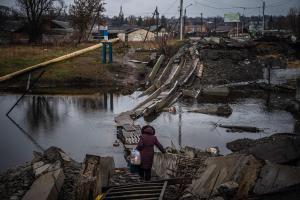 Una mujer cruza un puente destruido en Bajmut, región de Donetsk, el 6 de enero de 2023, en medio de la invasión rusa de Ucrania.