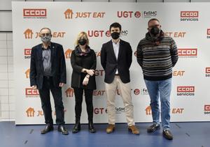Los firmantes del acuerdo entre Just Eat y sindicatos: de izquierda a derecha, Chema Martínez (CCOO), Juana Olmeda (CCOO), Patrik Bergareche (Just Eat) y Álvaro Vicioso (UGT)