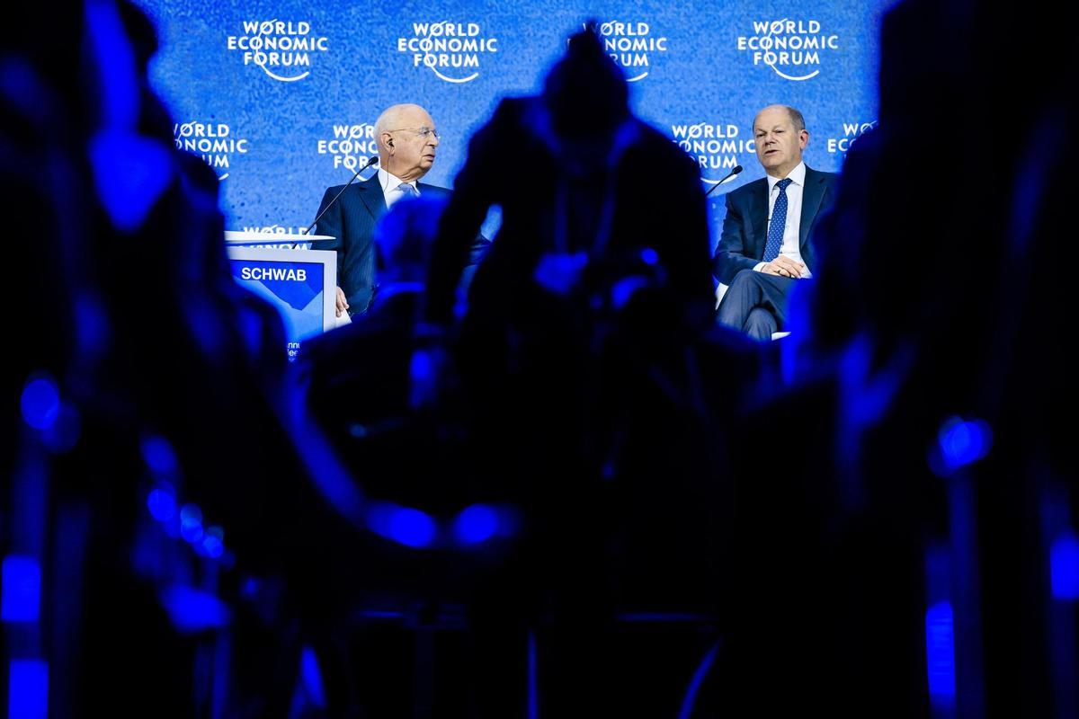 Davos (Switzerland), 26/05/2022.- Klaus Schwab (L), Founder and Executive Chairman of the World Economic Forum, and German Chancellor Olaf Scholz (R) address a plenary session during the 51st annual meeting of the World Economic Forum (WEF) in Davos, Switzerland, 26 May 2022. The meeting brings together entrepreneurs, scientists, corporate and political leaders in Davos under the topic ’History at a Turning Point: Government Policies and Business Strategies’ from 22 to 26 May 2022. (Suiza) EFE/EPA/LAURENT GILLIERON