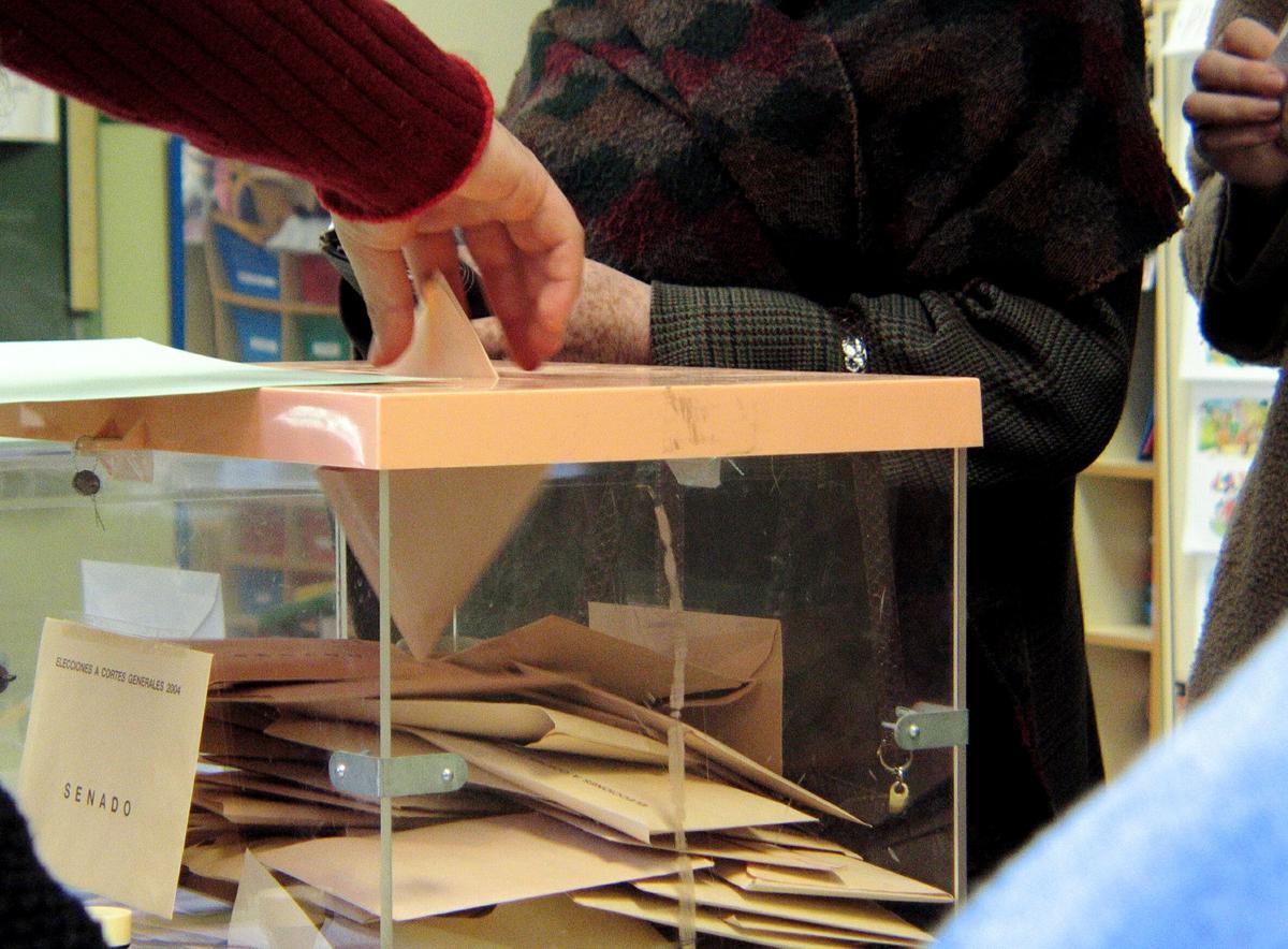 Urna de voto en un colegio electoral de Madrid durante las elecciones generales de 2004. 