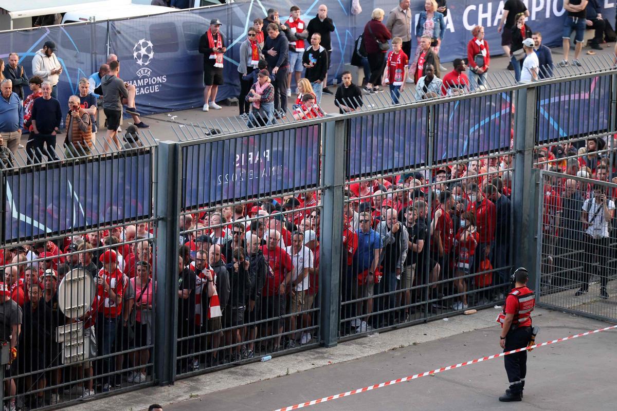 Aficionados agolpados en las puertas de Saint Denis el día de la final de la Champions entre Liverpool y Real Madrid. Aficionados agolpados en las puertas de Saint Denis el día de la final de la Champions entre Liverpool y Real Madrid.