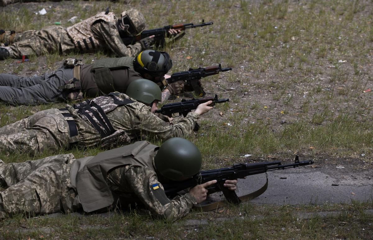 Voluntarios del Batallón Revancha entrenaban este fin de semana a las afueras de Kiev. EFE/Orlando Barría