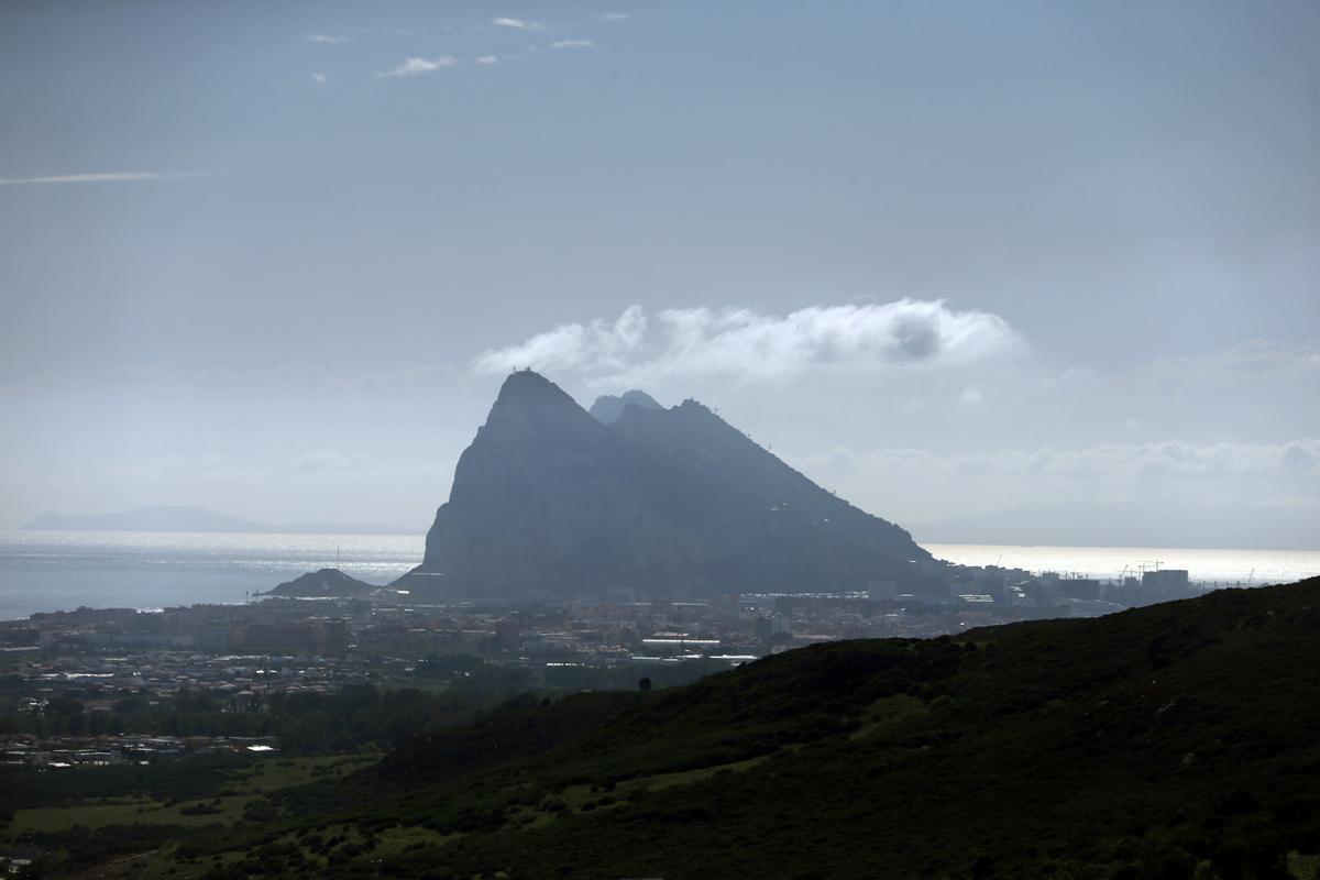 Vista de La Línea de la concepción, con Gibraltar al fondo. Vista de La Línea de la concepción, con Gibraltar al fondo.