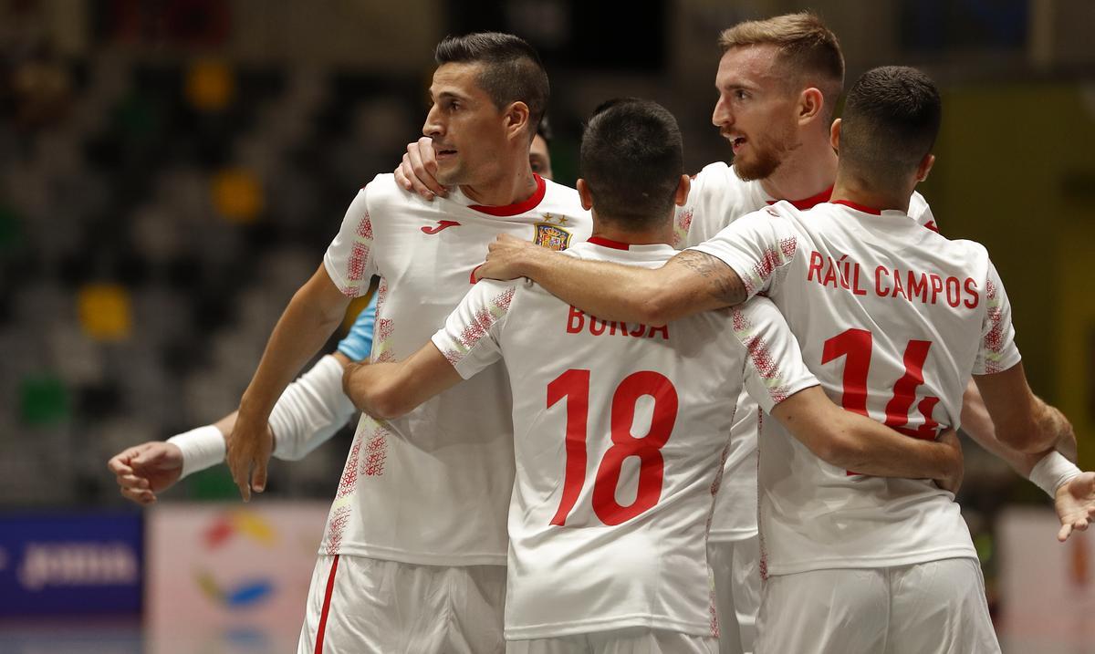 Los jugadores de la selección española de fútbol sala celebran un gol contra Vietnam.