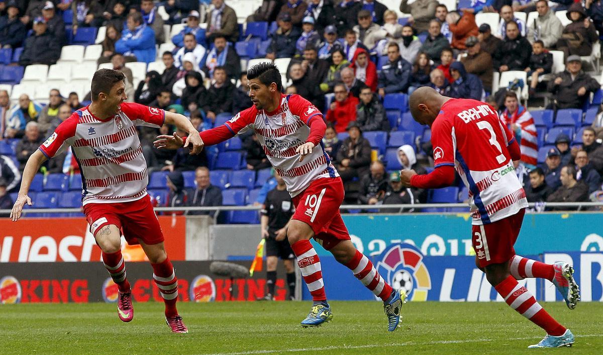 Los jugadores Guilherme Siqueira (i), Nolito y Yacine Brahimi celebran un gol en la temporada 2012-2013