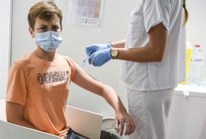 Vacunación de un adolescente en la Comunidad Valenciana. 