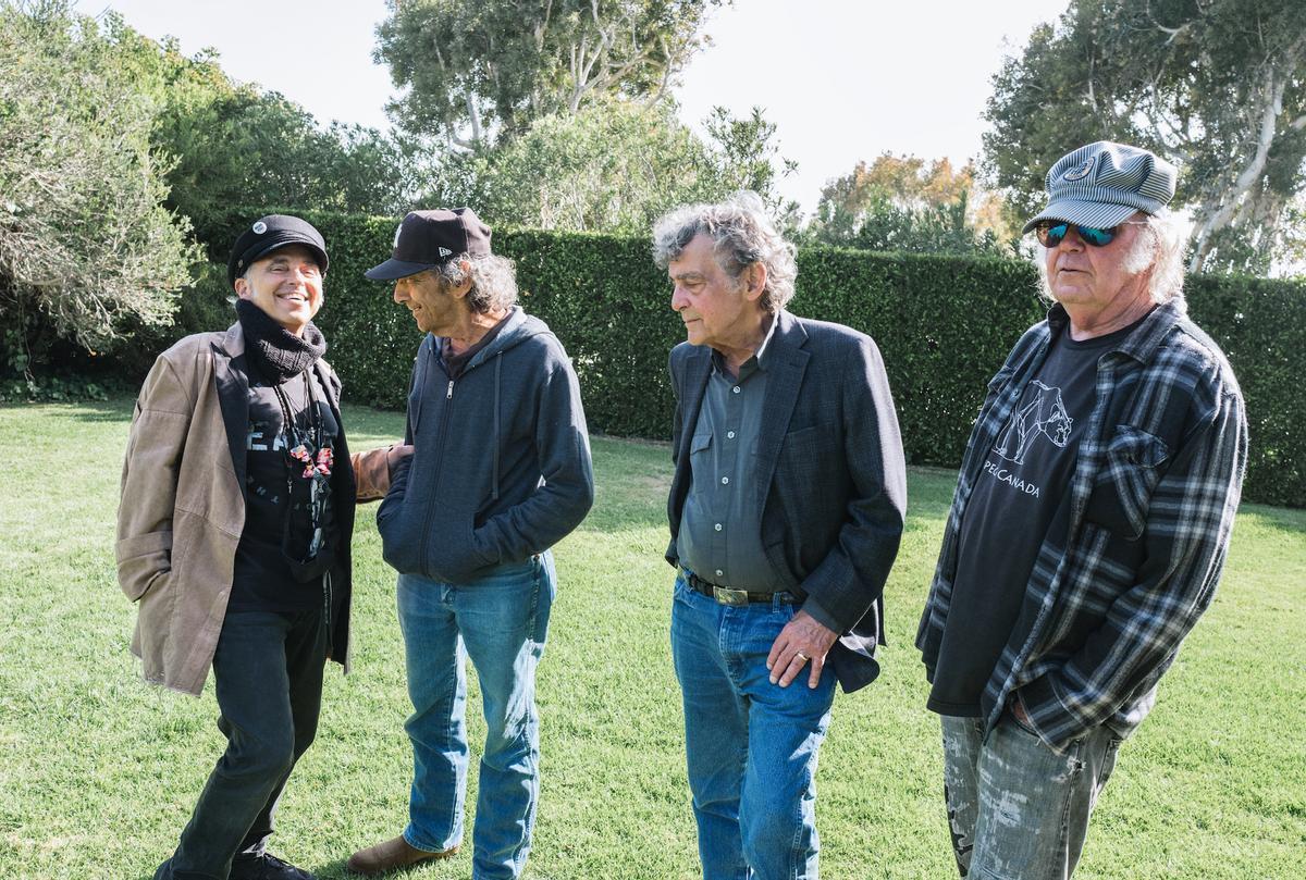 Neil Young (derecha) y Crazy Horse (Nils Lofgren, Ralph Molina y Billy Talbot).