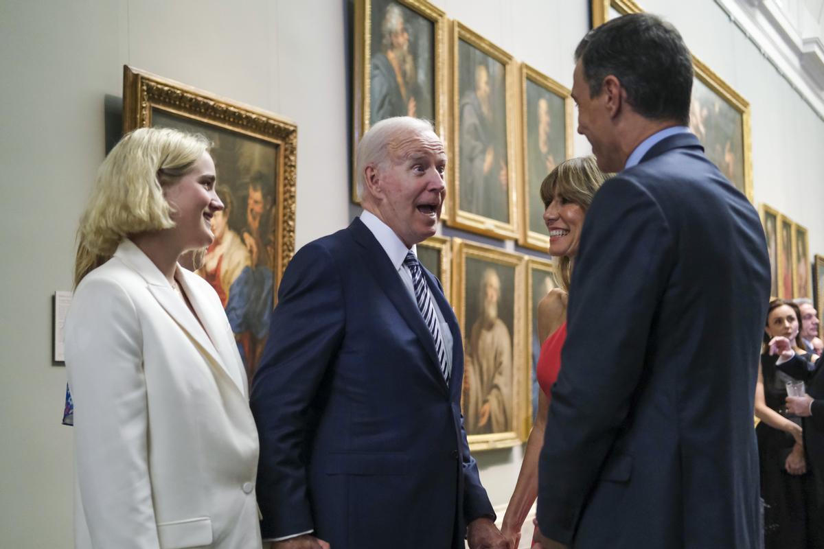 El presidente del Gobierno, Pedro Sánchez (d), recibe al presidente de los Estados Unidos, Joe Biden (2-d), y sus nietas a su llegada a la cena que el jefe del ejecutivo español ofrece a los jefes de Estado y jefes de Gobierno que participan en la cumbre de la OTAN, este miércoles en el Museo del Prado, en Madrid. El presidente del Gobierno, Pedro Sánchez (d), recibe al presidente de los Estados Unidos, Joe Biden (2-d), y sus nietas a su llegada a la cena que el jefe del ejecutivo español ofrece a los jefes de Estado y jefes de Gobierno que participan en la cumbre de la OTAN, este miércoles en el Museo del Prado, en Madrid.
