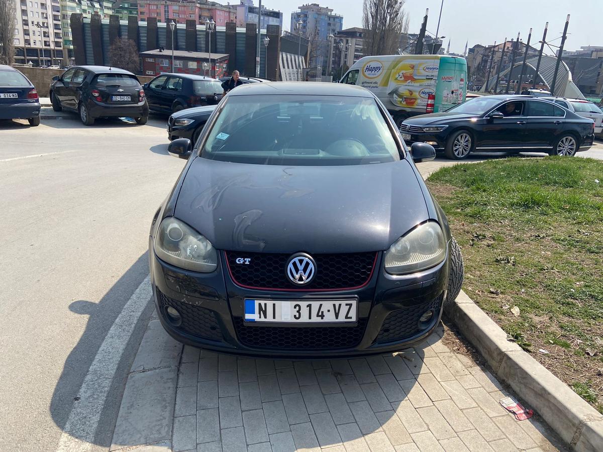 Los coches con matrícula serbia que quieran cruzar al lado albanés, deben tapar el escudo 