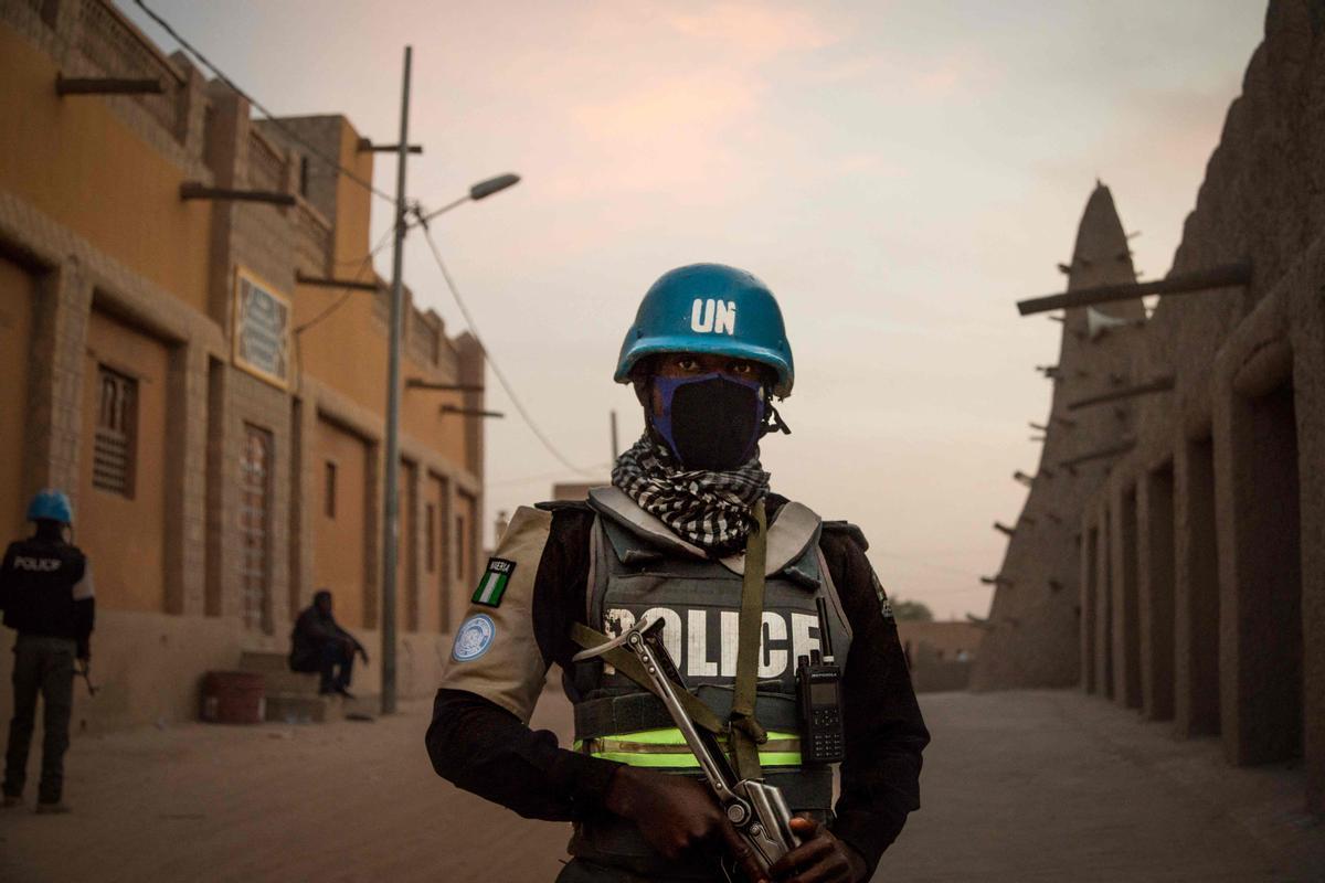 Un policía de la misión de Naciones Unidas para la Estabilización de Malí (MINUSMA) patrulla frente a la Gran Mezquita de Timbuktu, el pasado 8 de diciembre de 2021