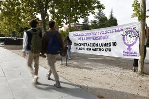 Concentración convocada por el Sindicato de Estudiantes en protesta por los gritos machistas de residentes del Colegio Mayor Elías Ahuja en la Avenida Complutense en Madrid.