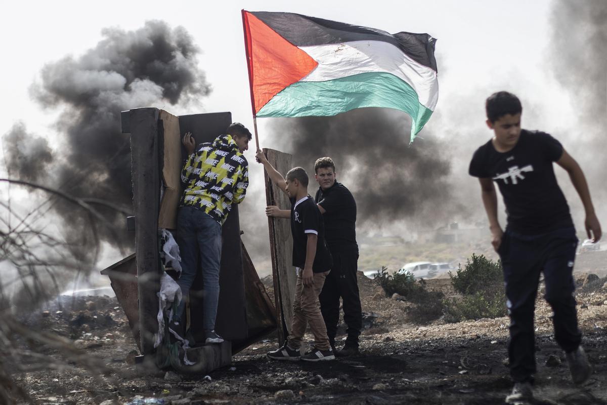 25 de octubre de 2022, Nabi Saleh (Cisjordania).- Enfrentamientos en Cisjordania entre palestinos y el Ejército israelí