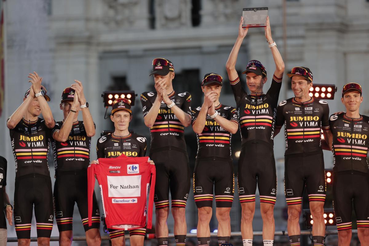 MADRID, 17/09/2023.- Los ciclistas del equipo Jumbo Visma hacen un homenaje a su compañero Nathan Van Hooydonck, que el pasado martes 12 de septiembre sufrió un grave accidente de coche, este domingo tras la última etapa de La Vuelta Ciclista a España que ha recorrido este domingo las calles de Madrid. EFE/Manu Bruque. MADRID, 17/09/2023.- Los ciclistas del equipo Jumbo Visma hacen un homenaje a su compañero Nathan Van Hooydonck, que el pasado martes 12 de septiembre sufrió un grave accidente de coche, este domingo tras la última etapa de La Vuelta Ciclista a España que ha recorrido este domingo las calles de Madrid. EFE/Manu Bruque.