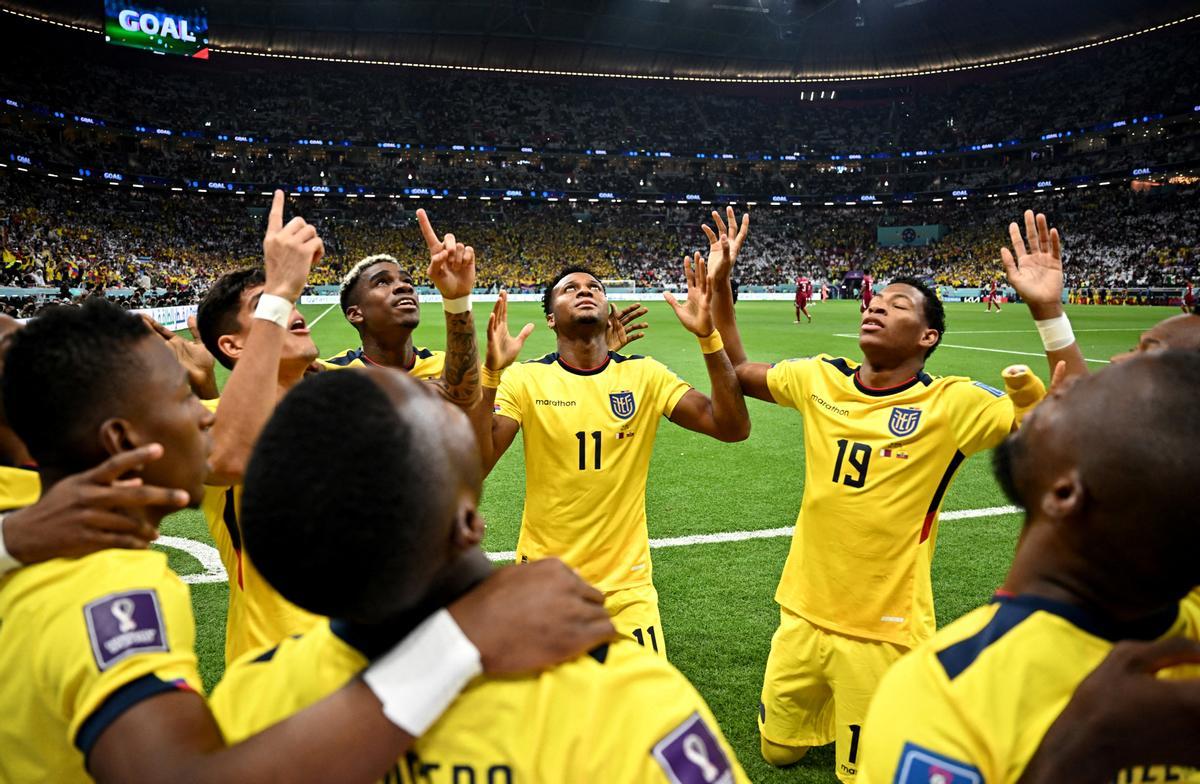 La selección de Ecuador celebra uno de los goles de Enner Valencia en el partido inaugural del Mundial ante Qatar.