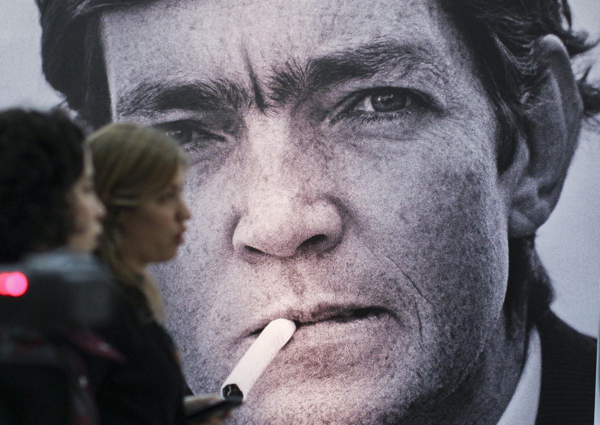 Dos mujeres pasean ante una imagen de Julio Cortázar, en Buenos Aires. Dos mujeres pasean ante una imagen de Julio Cortázar, en Buenos Aires.