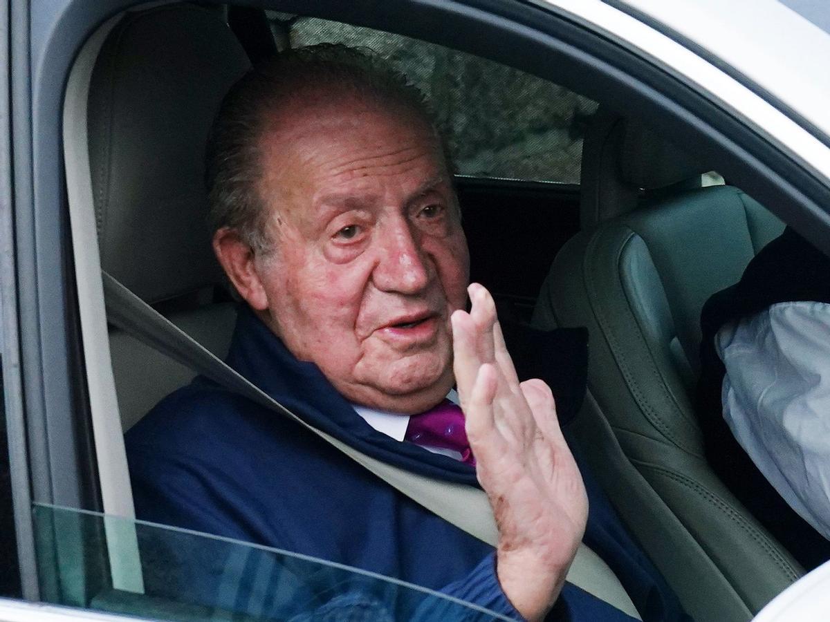 El Rey Emérito Juan Carlos I saluda desde un vehículo a su salida de la casa de Sanxenxo camino de Madrid