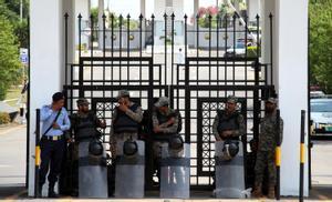Seguridad a las puertas del edificio del Parlamento de Pakistán en Islamabad durante el debate y votación de la moción de confianza al primer ministro.